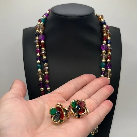 Beautiful colorful iridescent jewel tone beaded necklace and clip on earrings - Picture 14 of 14